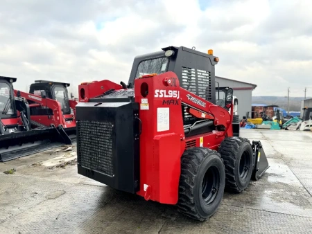 Погрузчик с бортовым поворотом QUADTRAC SSL95J